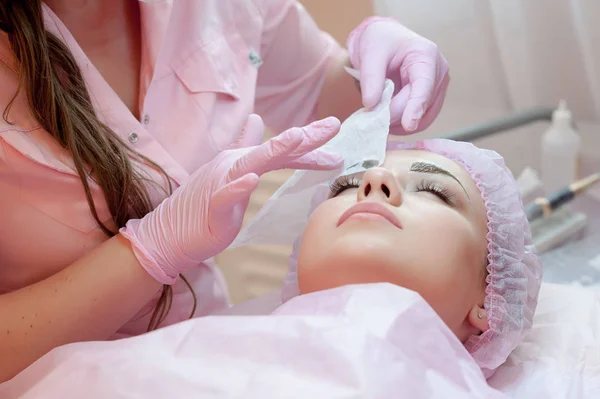 Young Woman Lies Gets Make Her Eyebrows Beauty Salon Use — Stock Photo, Image
