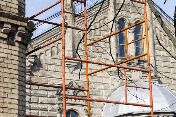 Gołe Pnie Pokryte Śniegiem Sezonie Zimowym Sfotografowany Szarym Niebie — Zdjęcie stockowe