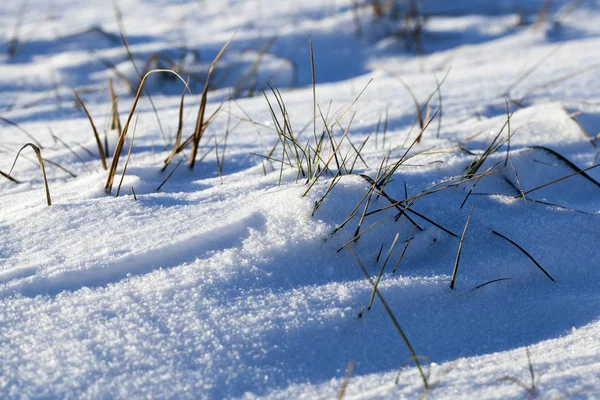 Zbliżeniowe Zdjęcie Wykonane Pod Kątem Przez Powierzchnię Pokrytą Białym Śniegiem — Zdjęcie stockowe