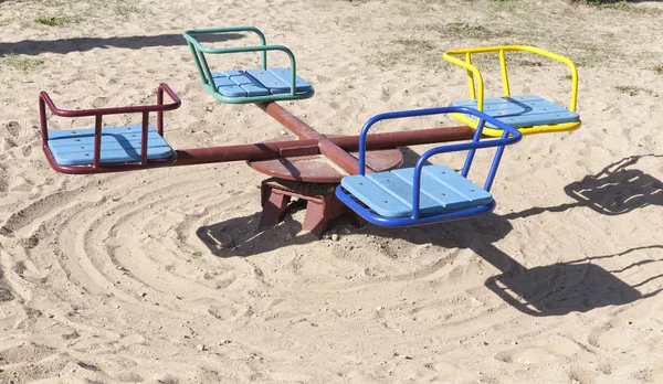 Kleine Kinderdraaimolen Speelplaats Foto Close Licht Zand Werd Grond Gegoten — Stockfoto