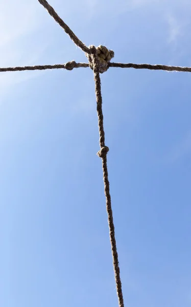 Несколько Веревок Связанных Узлом Фотография Крупным Планом Фоне Голубого Неба — стоковое фото