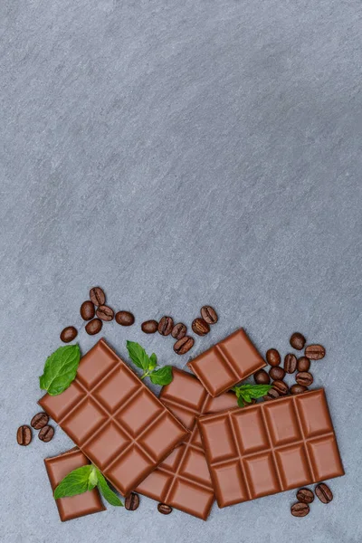 チョコレートミルクチョコレートブラックボードスレート直立お菓子食べるコピースペース上からスレート — ストック写真
