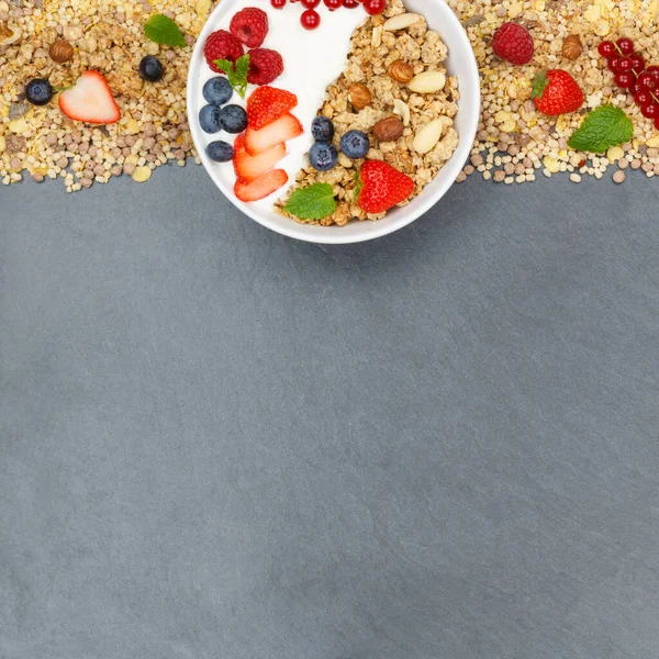 Müsli Frühstück Früchte Joghurt Erdbeeren Beeren Schale Schiefer Quadratisch Kopierraum — Stockfoto