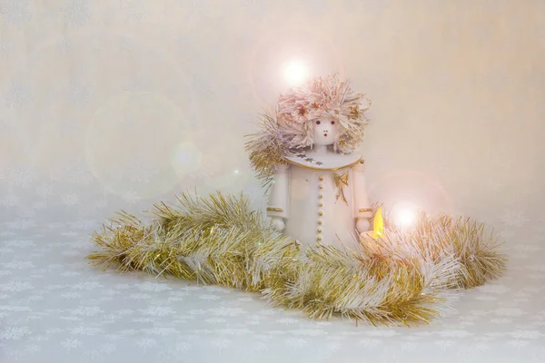 Noel Meleği Işıkla Çevrili Çelengin Içinde Oturur — Stok fotoğraf