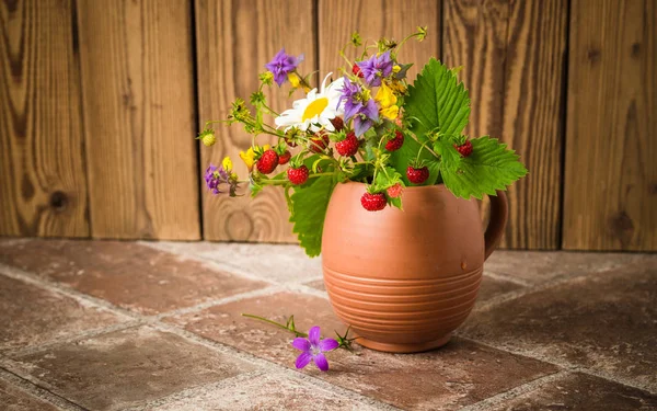 Reife Erdbeeren Und Ein Strauß Waldblumen Tonbecher — Stockfoto