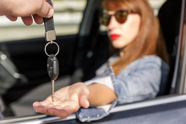Kendine Güvenen Genç Bir Kadın Yeni Arabasının Anahtarlarını Alıyor — Stok fotoğraf