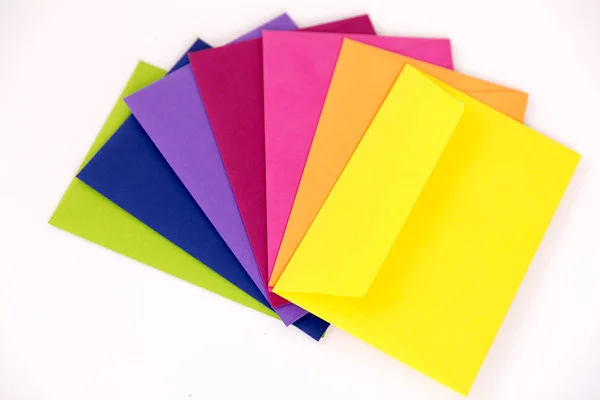 색깔의 봉투들이 식탁에 — 스톡 사진