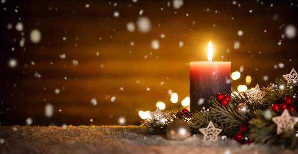 秋の雪の中でろうそくを燃やしたり クリスマスの装飾や木の背景 お祝いの気分でエレガントな低キーショット — ストック写真