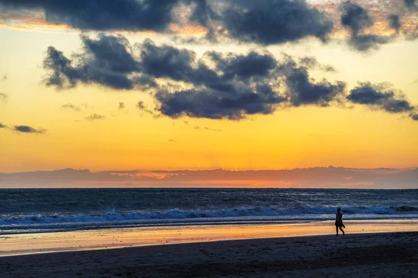 Jovem Mulher Está Andando Longo Praia Pôr Sol — Fotografia de Stock