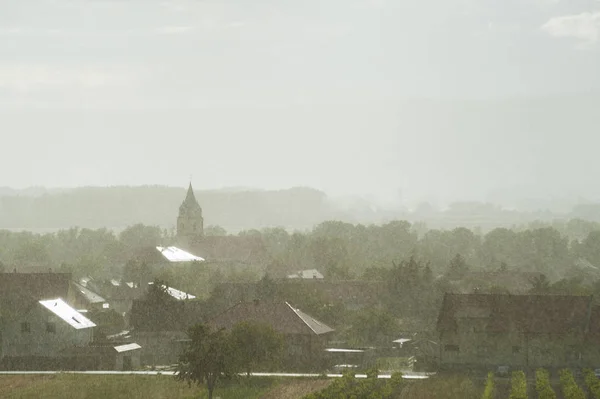 부르겐 트주에 마을의 솔방울에서 내리는 비와해 — 스톡 사진