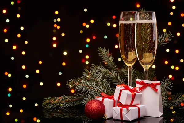 Два Келихи Шампанським Гілка Ялинки Прикрасою Подарункові Коробки Чорному Тлі — стокове фото