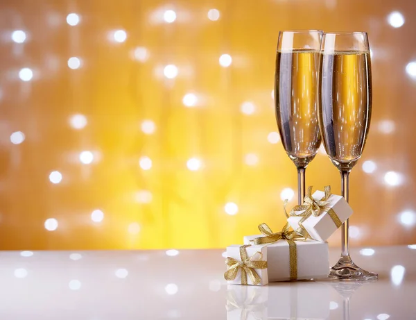 Due Bicchieri Con Champange Scatole Regalo Fondo Giallo Con Luci — Foto Stock