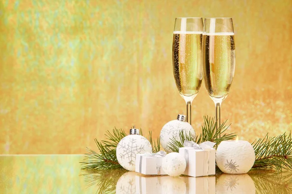 Deux Verres Avec Champange Branche Sapin Coffrets Cadeaux Décorations Noël — Photo