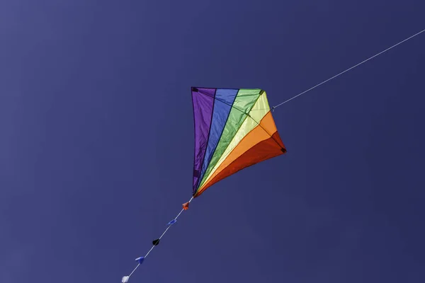 Kleurrijke Vlieger Tegen Diep Blauwe Lucht — Stockfoto