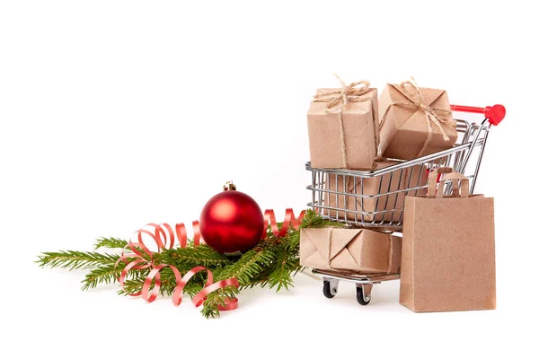 Einkaufswagen Mit Geschenkboxen Und Tannenzweigen Mit Dekoration Auf Weißem Hintergrund — Stockfoto