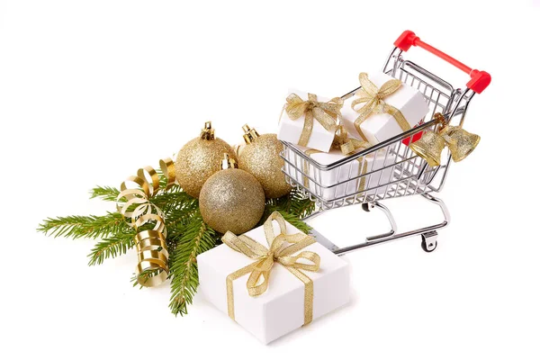 Einkaufswagen Mit Geschenkboxen Und Tannenzweigen Mit Dekoration Auf Weißem Hintergrund — Stockfoto