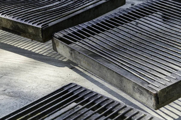 Leere Grills Auf Einem Öffentlichen Grillplatz — Stockfoto