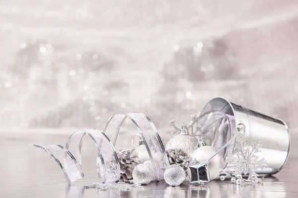 Kerstversiering Met Metalen Emmer Zilveren Dennenappels Zilveren Ballen Geschenkdoos Een — Stockfoto