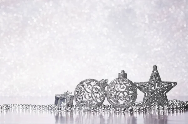 Weihnachtsdekoration Mit Geschenkschachtel Silbernen Kugeln Girlanden Und Sternen Auf Silbernem — Stockfoto