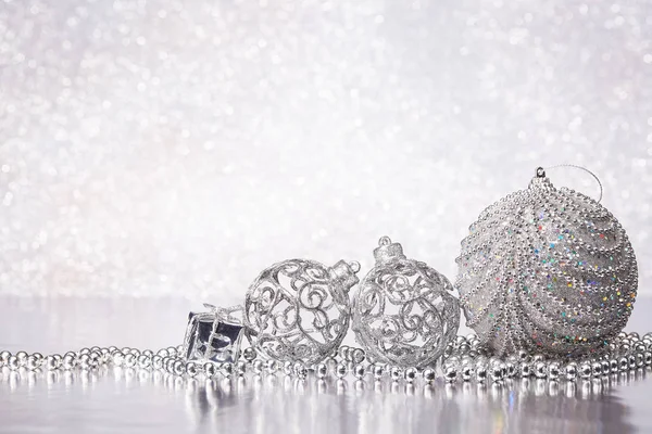 Weihnachtsdekoration Mit Silbernen Kugeln Geschenkschachtel Und Girlanden Auf Silbernem Hintergrund — Stockfoto