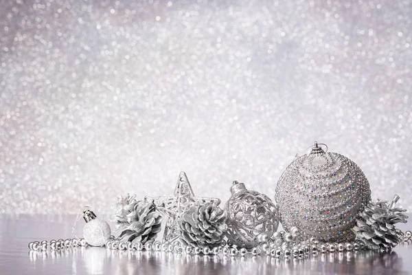 Χριστουγεννιάτικη Διακόσμηση Ασημένιες Μπάλες Αστέρια Και Γιρλάντες Ασημί Φόντο Νέο — Φωτογραφία Αρχείου