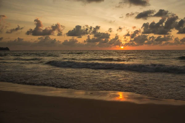 Kumsalda Denizde Güzel Bir Gün Batımı — Stok fotoğraf