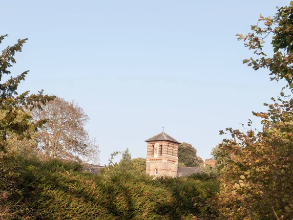 Oude Stenen Toren Verte Lucht Achter Heg Boomtoppen — Stockfoto