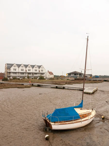 Parkerad Privat Båt Med Mast Lera Havet Front Docka — Stockfoto