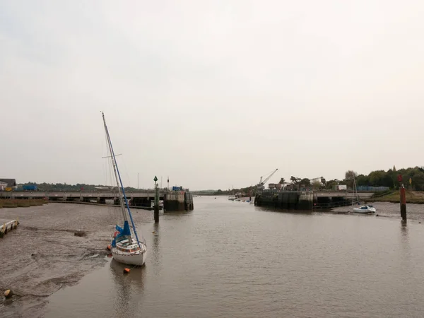 Dock Szene Grau Bedeckt Tag Barriere Offen Festgemachten Boote — Stockfoto
