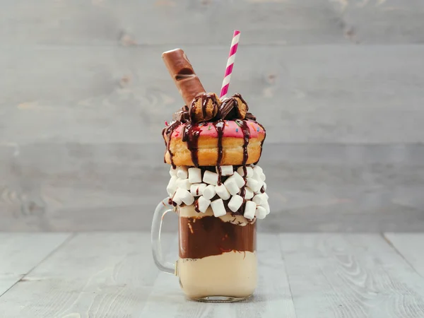 Çikolata Parçalı Buzlu Kahve Ahşap Arka Planda Tarçın Çubukları — Stok fotoğraf