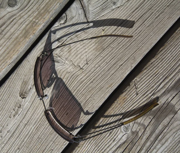 Gafas Sol Sobre Mesa Madera —  Fotos de Stock