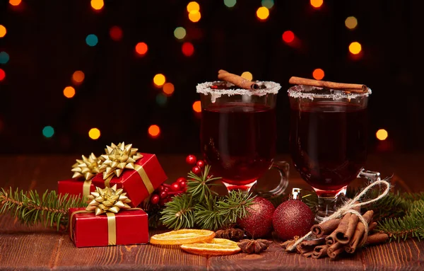 庭の光と暗い背景に木製のテーブルの上に溶融ワイン モミの枝 スパイスやクリスマスの装飾 冬休み — ストック写真