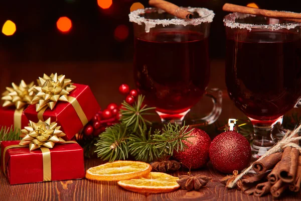 Glühwein Tannenzweige Gewürze Und Weihnachtsdekoration Auf Einem Holztisch Vor Dunklem — Stockfoto