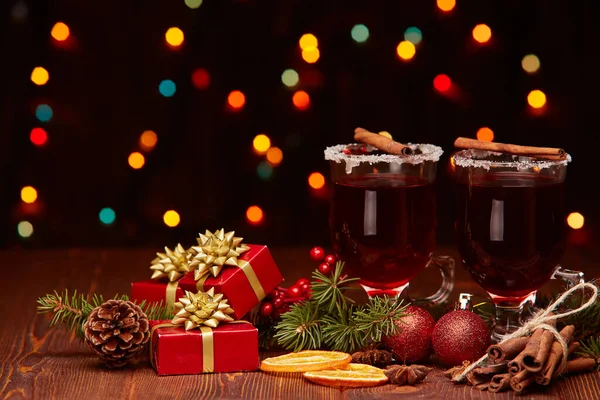 庭の光と暗い背景に木製のテーブルの上に溶融ワイン モミの枝 スパイスやクリスマスの装飾 冬休み — ストック写真
