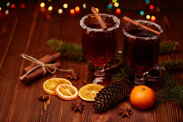 Πολτό Κρασί Έλατα Μπαχαρικά Και Χριστουγεννιάτικη Διακόσμηση Ξύλινο Τραπέζι Χειμερινές — Φωτογραφία Αρχείου