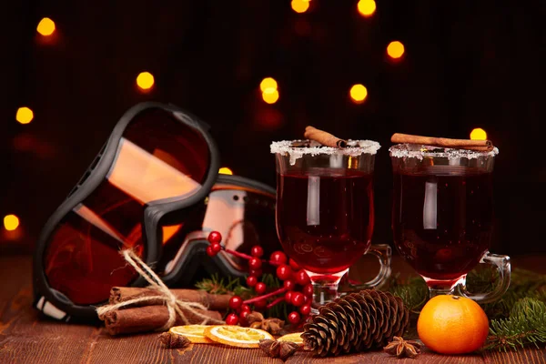 庭の光と暗い背景に木製のテーブルの上に溶融ワイン モミの枝 スキーグラスやクリスマスの装飾 冬休み — ストック写真