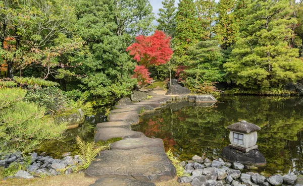 Paisaje Otoñal Con Arces Rojos Estanque Del Jardín Kokoen Himeji — Foto de Stock