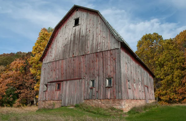 Stromy Podzimních Barev Obklopují Ošlehanou Stodolu Jižním Wisconsinu — Stock fotografie