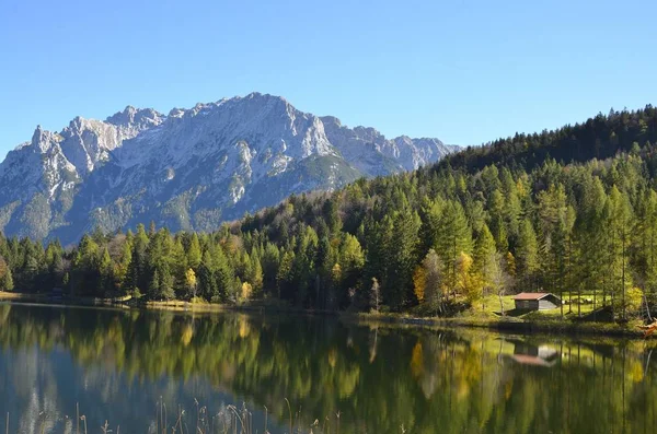 Lautersee Depan Pegunungan Karwendel Dekat Mittenwald — Stok Foto