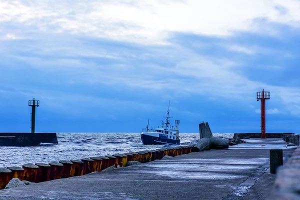 Памятник Xawier Звезда Рыбацкая Лодка Molenfeuer Darlowko Шторм Балтийского Моря — стоковое фото