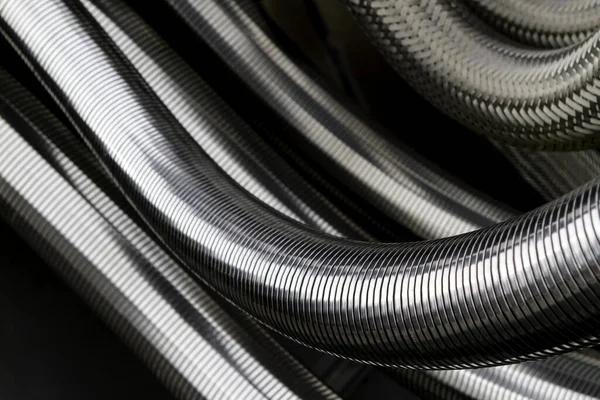 Srebrne Metalowe Węże Jako Rowkowane Elastyczne Złącza — Zdjęcie stockowe