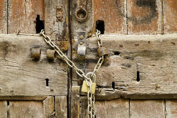 Cadenas Avec Chaîne Rouillée Sur Porte Bois Porte Verrouillée — Photo