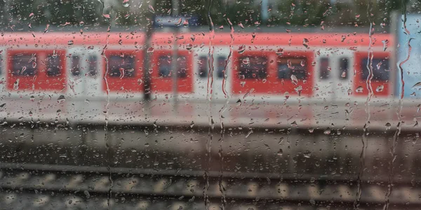 Gotas Chuva Janela Trem Turvo Trilhos Chuva — Fotografia de Stock