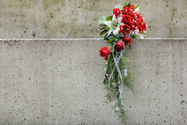 Rote Rosen Als Brautstrauß Für Die Hochzeit — Stockfoto