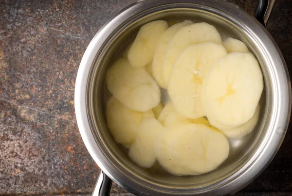 Patatas Rodajas Olla Metal Con Agua —  Fotos de Stock