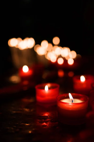 Κεριά Λάμπουν Bokeh Στο Σκοτάδι Ακόμα Για Μια Επίσημη Περίσταση — Φωτογραφία Αρχείου
