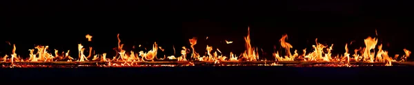 Hell Loderndes Kaminfeuer Vor Dunklem Hintergrund Aus Nächster Nähe — Stockfoto
