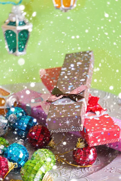 Juguetes Navidad Luces Regalos Fondo Verde Sobre Nieve —  Fotos de Stock