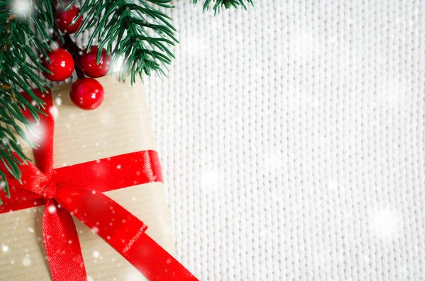 圣诞背景 装饰和礼品盒在针织板毯上 圣诞节的礼物是空白明信片 降雪效果 — 图库照片