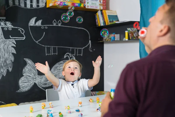 Niedlichen Kleinen Verspielten Kleinkind Junge Von Milchigen Blasen Bei Der — Stockfoto